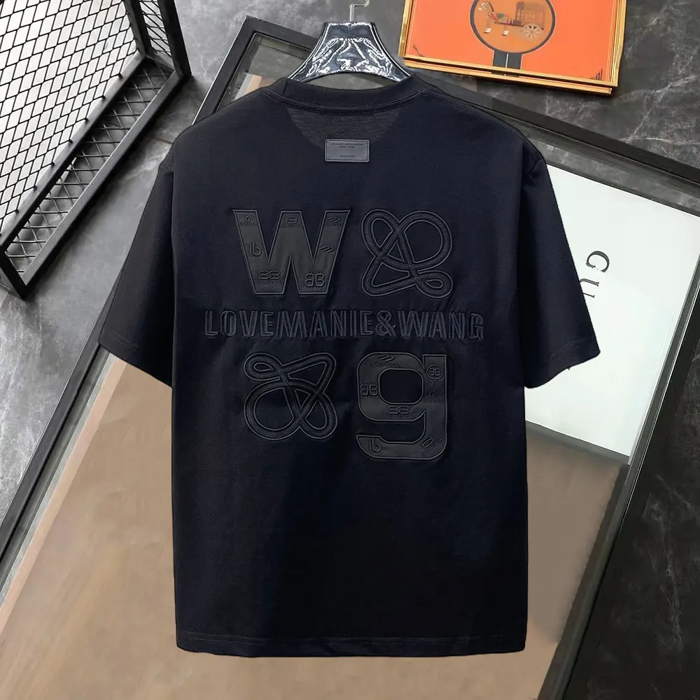 Balenciaga's high-end top-quality products 🐮2026 Spring and Summer New Arrival first counter, the latest New Arrival short-sleeved round neck T-shirt, Premium customized design, avant-garde and fashionable! Brand logo heavy craftsmanship design Premium customized 260g fabric. Soft to the touch. Comfortable to wear. Counter-level exquisite stitching. Fine workmanship. The upper body effect is incomparably handsome! A must-have item for men and women with the same style! Sizes: S~XXL When placing an order, please state your height and weight. The maximum wearing size is 210 pounds (one size larger)